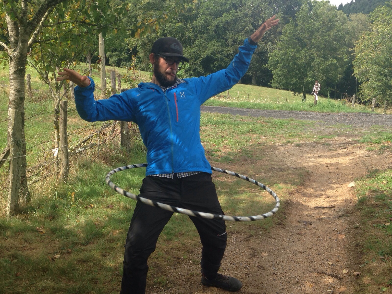 Dominik beim Versuch, auf dem Jakobsweg einen Hula-Hoop-Reifen um seine Hüften kreisen zu lassen